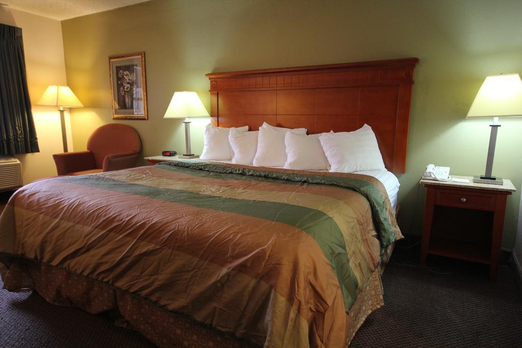 נאשוויל Rodeway Inn & Suites חדר תמונה
